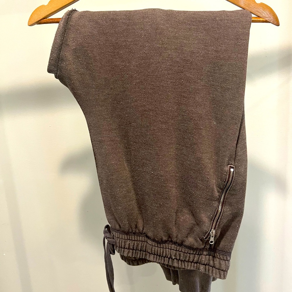 Aerie. XL. Grey sweatpants. Zipper pockets. Fair condition.